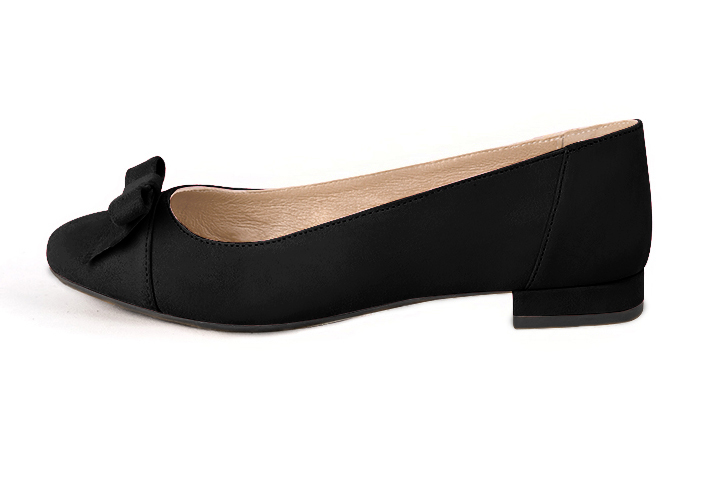 Matt black women's ballet pumps, with low heels. Round toe. Flat block heels. Profile view - Florence KOOIJMAN